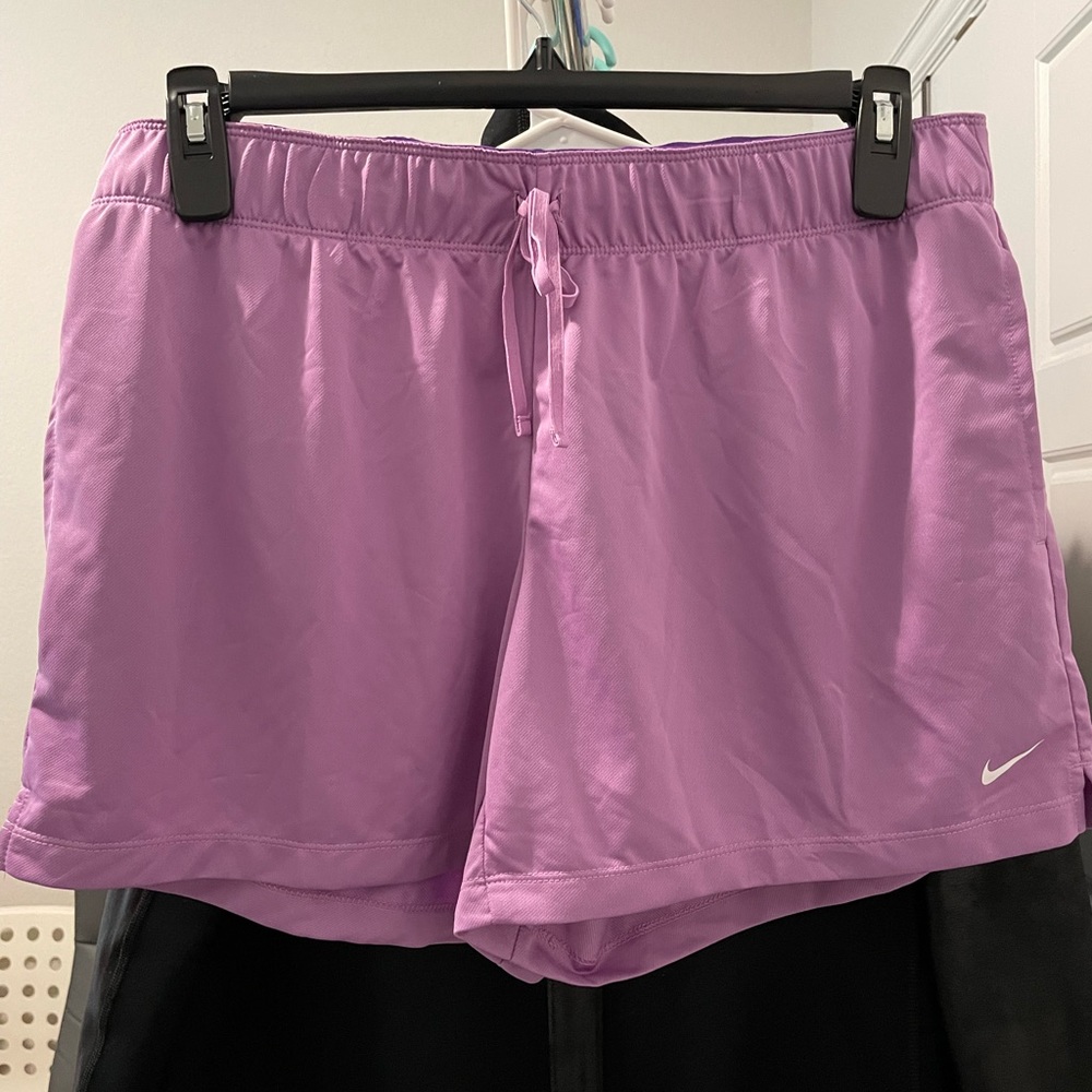 𝅺NWT Nike dri-fit shorts size large. Pretty violet color.